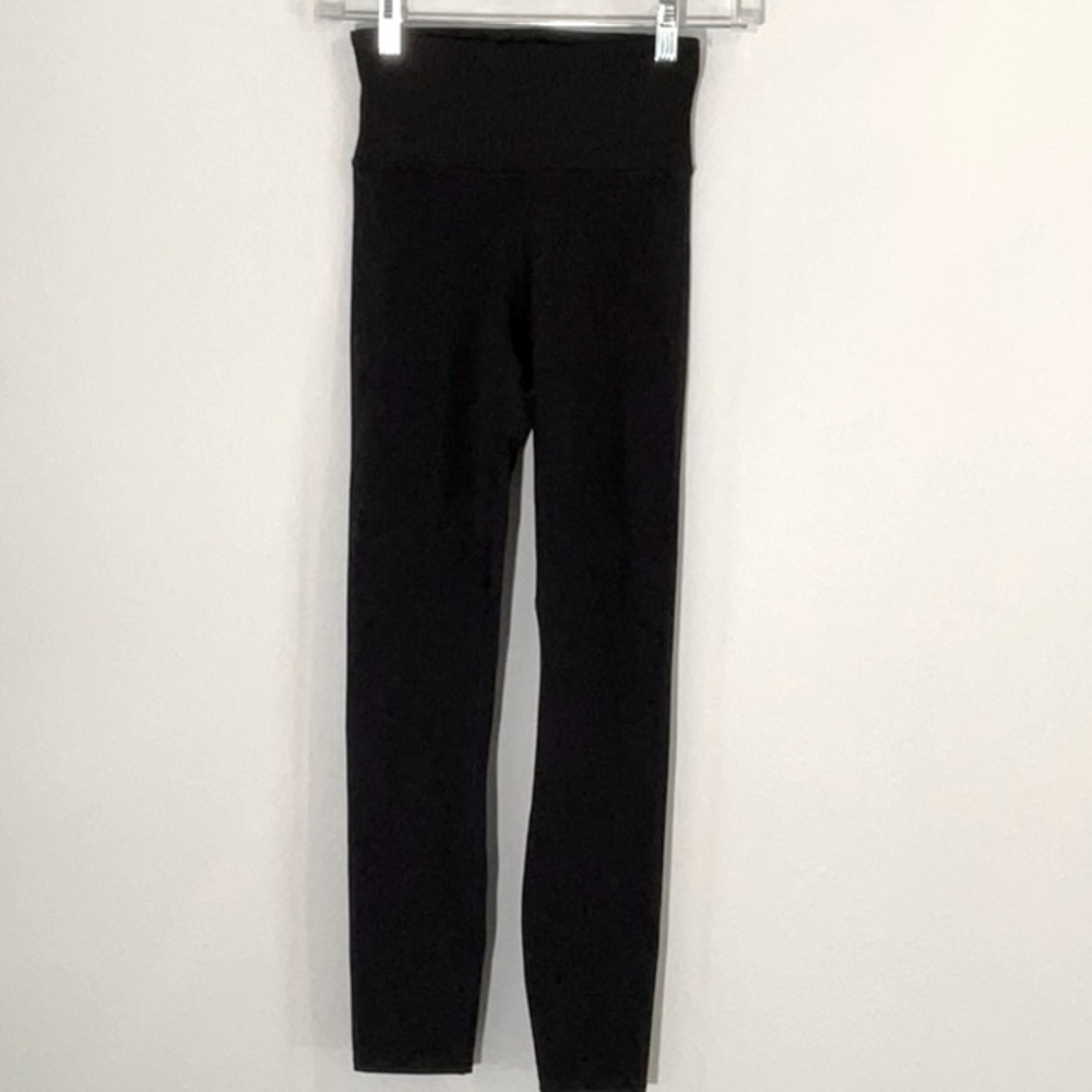 Vuori black ankle leggings
(12.24.68EB)